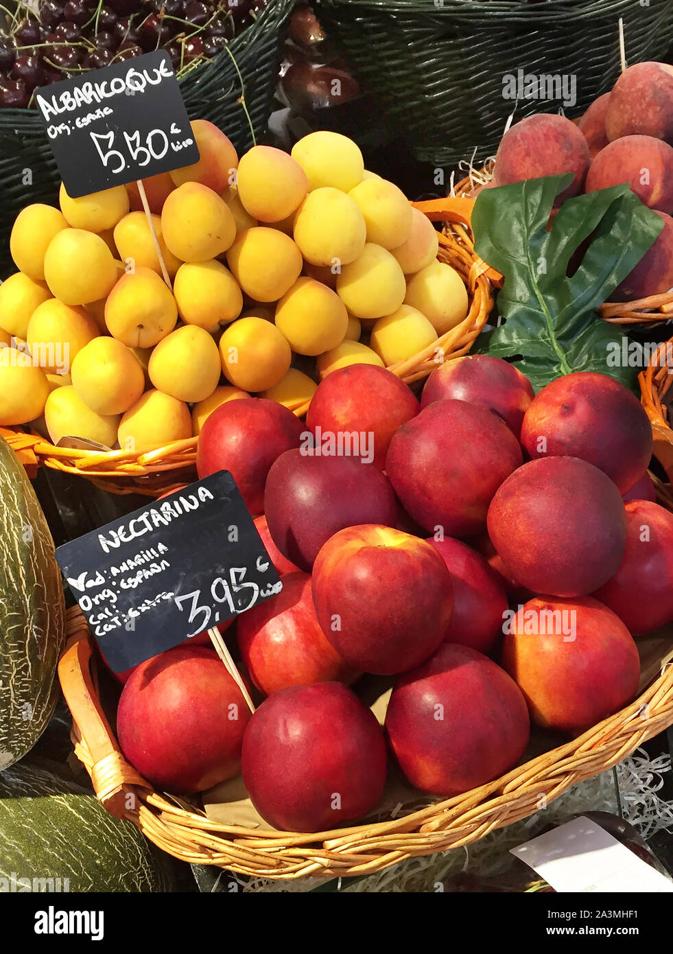 Die Früchte sind für den Verkauf in den Supermarkt mit Namen in Spanisch, Spanien angezeigt. Stockfoto