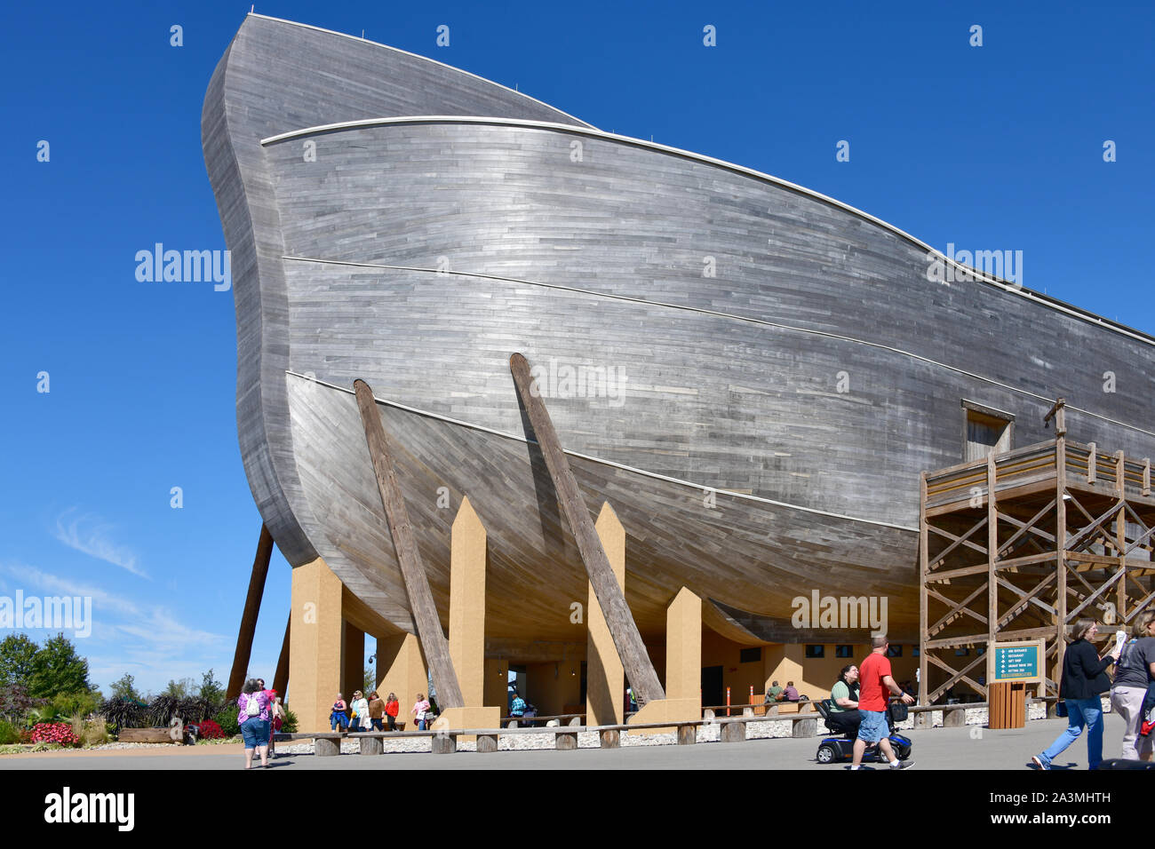 Lade begegnen. Williamstown, KY, USA 10-05-19 nach den Abmessungen, die in der Bibel gegeben. Diese moderne Technik bestaunen die Besucher überrascht. Stockfoto