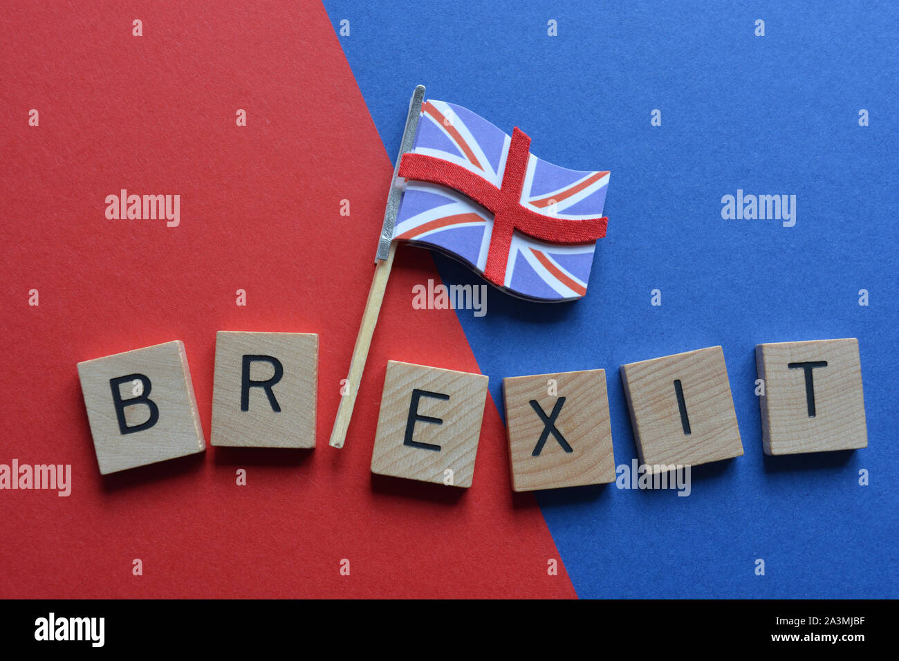 Brexit und Union Jack Flagge auf der blauen und roten Hintergrund Stockfoto