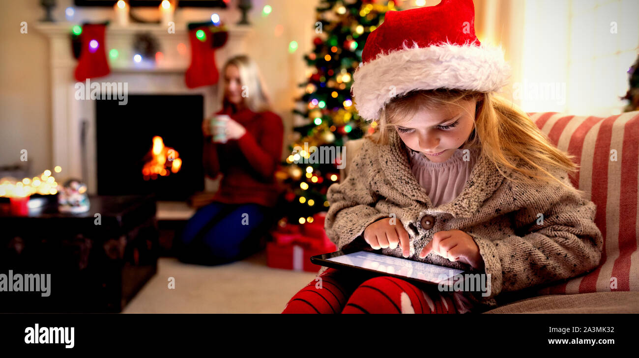 Familie zu Hause an Weihnachten Stockfoto