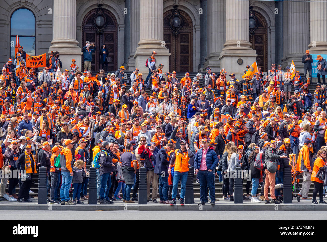 2019 Australian Football League AFL Grand Final mehr Western Sydney GWS Fans auf den Stufen des Parlaments Haus Melbourne, Victoria, Australien. Stockfoto