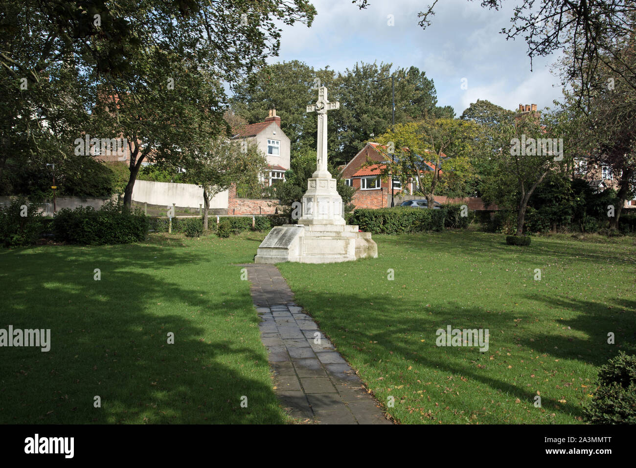 Weite Landschaft, Blick auf das Kriegerdenkmal zum Gedenken an den Ersten und Zweiten Weltkrieg befindet sich auf dem Grün Acomb, York, North Yorkshire Stockfoto