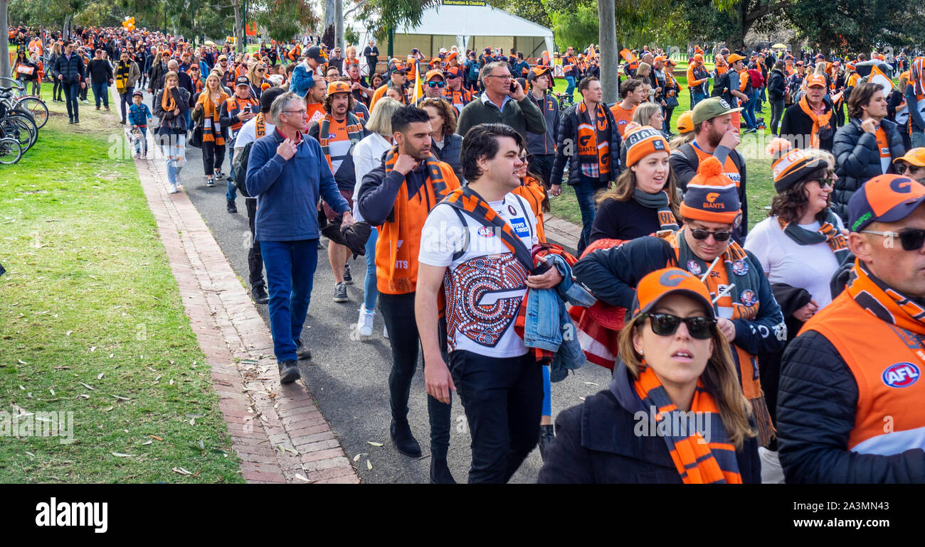 2019 Australian Football League AFL Grand Final mehr Western Sydney GWS Fans zu Fuß zum Melbourne Cricket Ground MCG Victoria Australien. Stockfoto