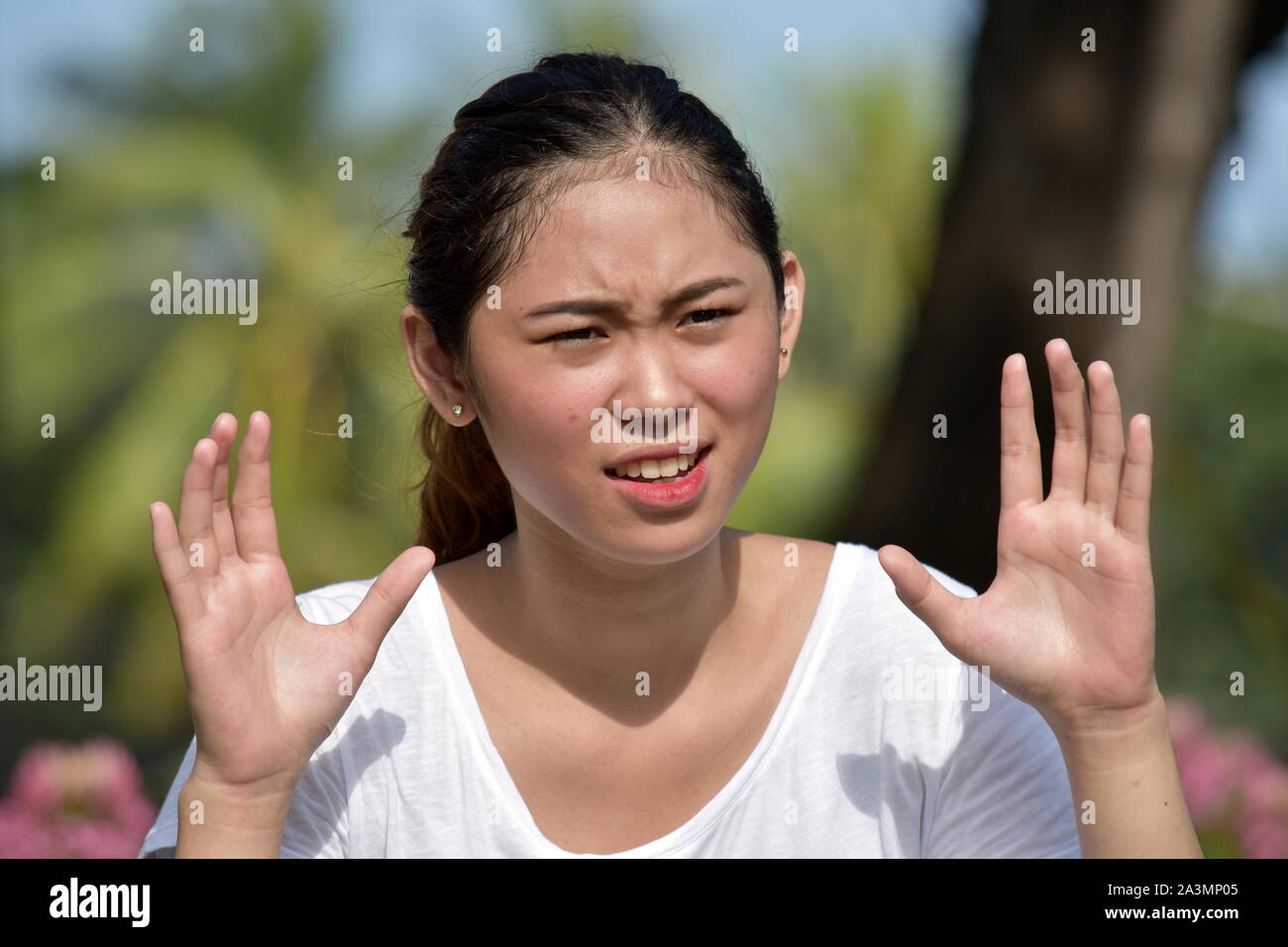Junge Filipina Weibliche und Unentschlossenheit Stockfoto