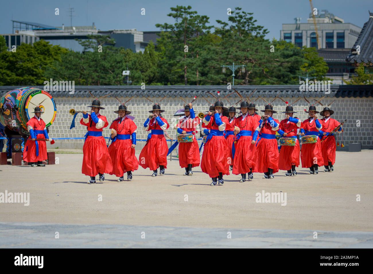 Eine Parade der traditionellen Musik der Begleitung Palastwachen ändern Zeremonie Betreten des Palastes Stockfoto