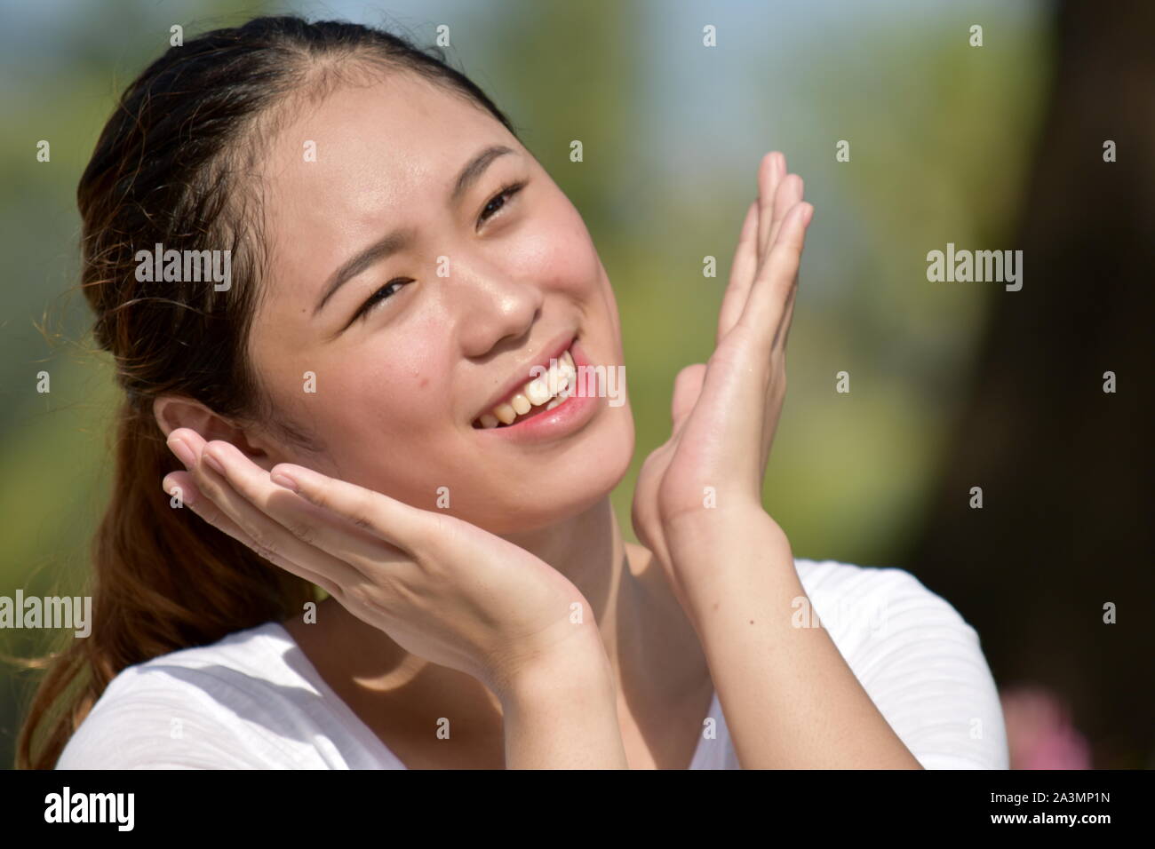 Überrascht Junge Diverse Weibliche Stockfoto