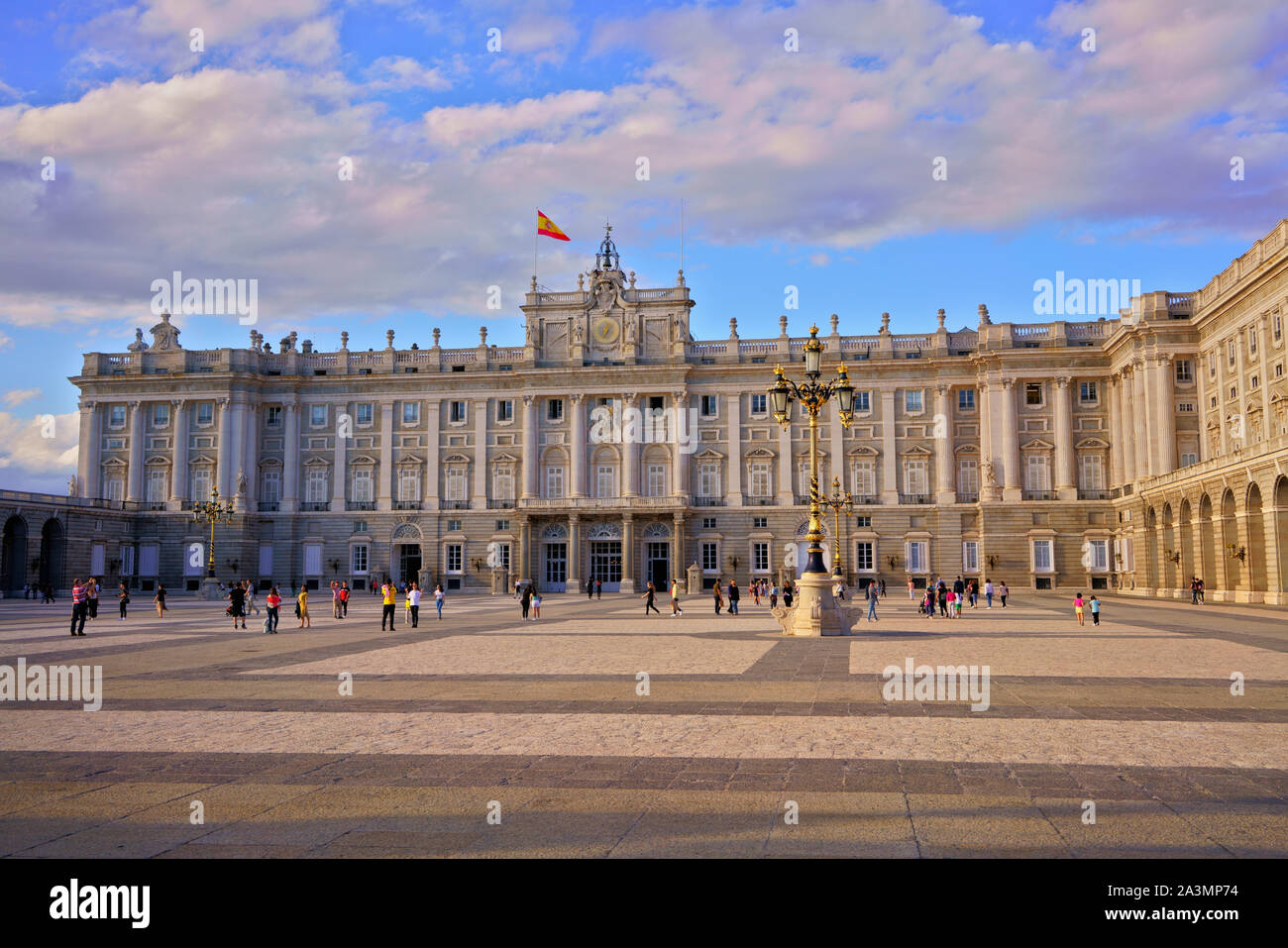 MADRID, Spanien - 24. SEPTEMBER 2019: Royal Palace von Madrid Spanien, Blick von der Plaza de la Armeria. Stockfoto