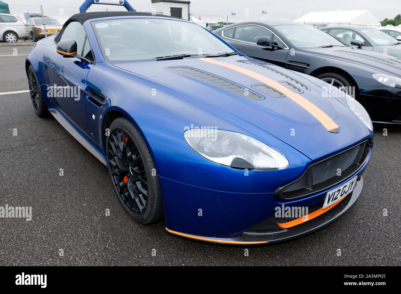 Drei Viertel von vorne eine blaue, 2018, Aston Martin V12 Vantage AMR Cabrio, auf der Silverstone Classic 2019 Stockfoto