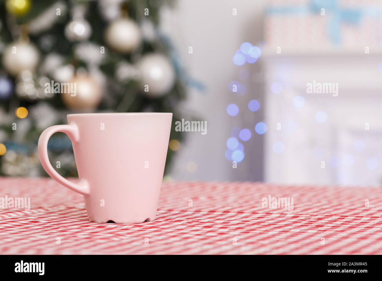 Frohe Weihnachten. Eingerichtete Zimmer keine Menschen Tasse Milch und Kekse auf dem Tisch close-up Stockfoto