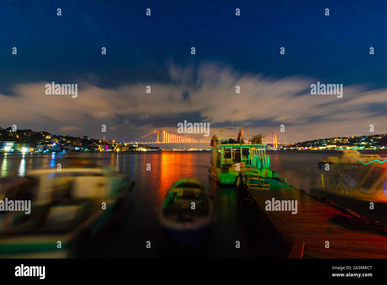Istanbul Bosporus Brücke bei Nacht Stockfoto
