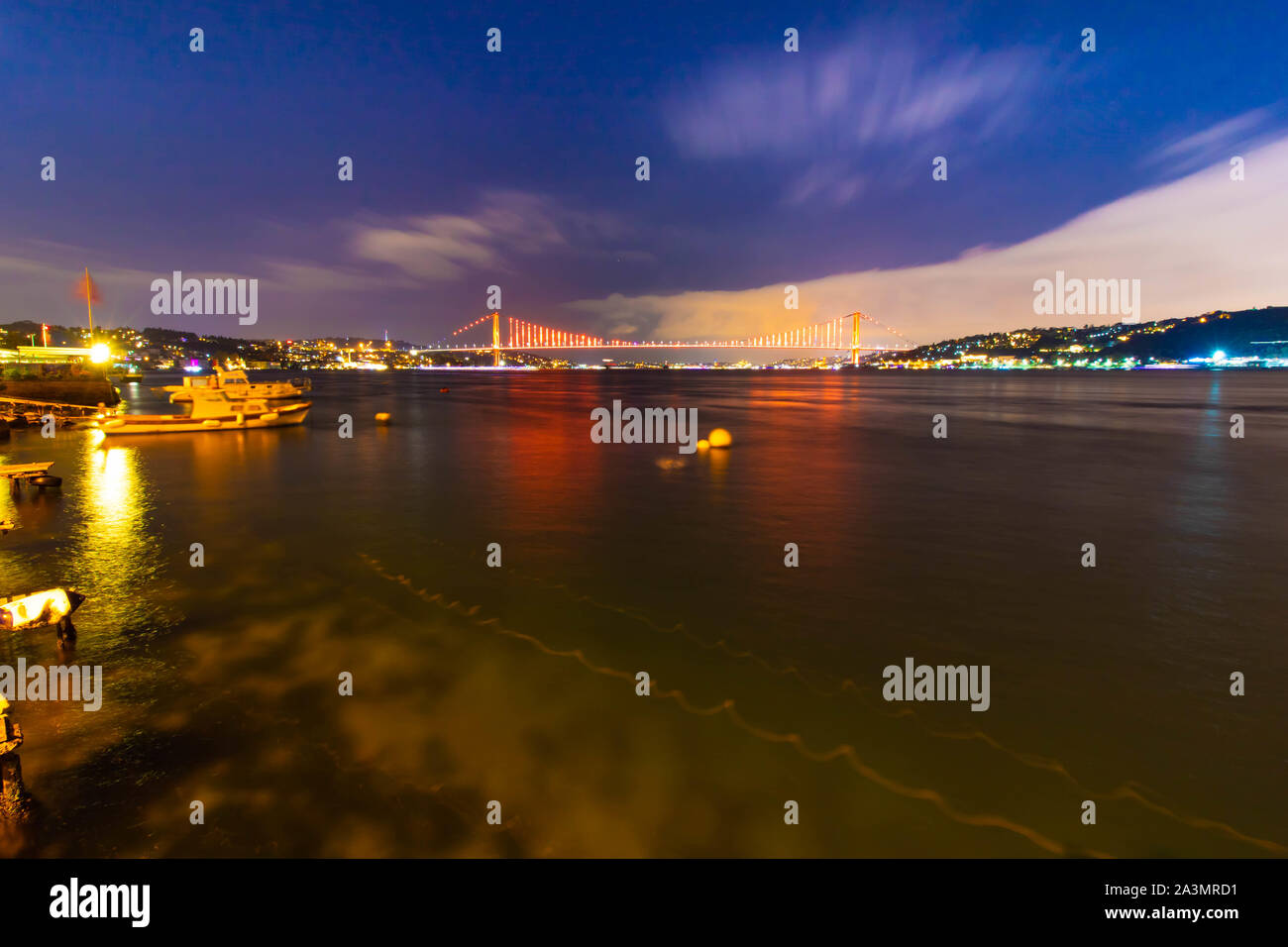 Istanbul Bosporus Brücke bei Nacht Stockfoto