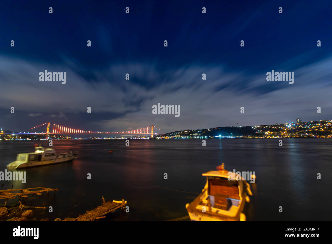 Istanbul Bosporus Brücke bei Nacht Stockfoto