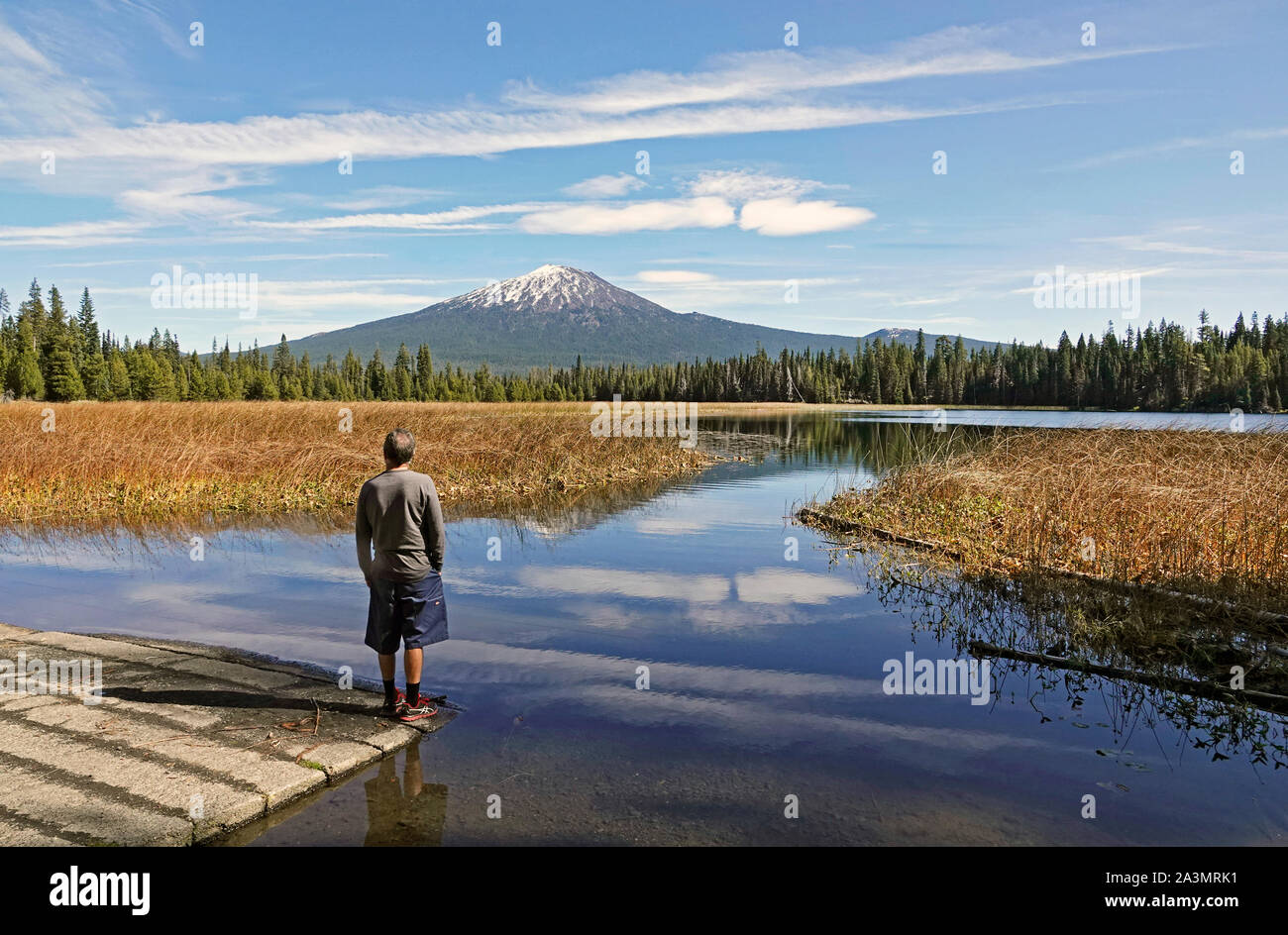 Kajakfahrer, Besucher und Fischer bei der hosmer See, ein kleiner Bergsee entlang der Cascade Lakes Highway in der Cascade Mountains der zentralen Oregon. Stockfoto