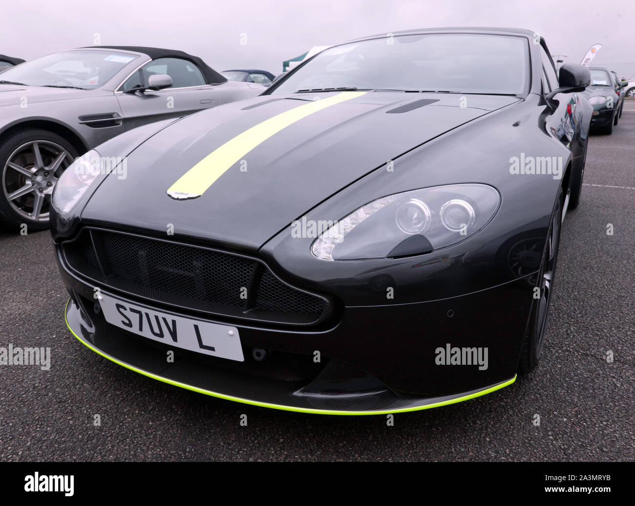 Vorderansicht eines wandelbaren, Aston Martin Vantage S Roadster, die auf der 2019 Silverstone Classic Stockfoto