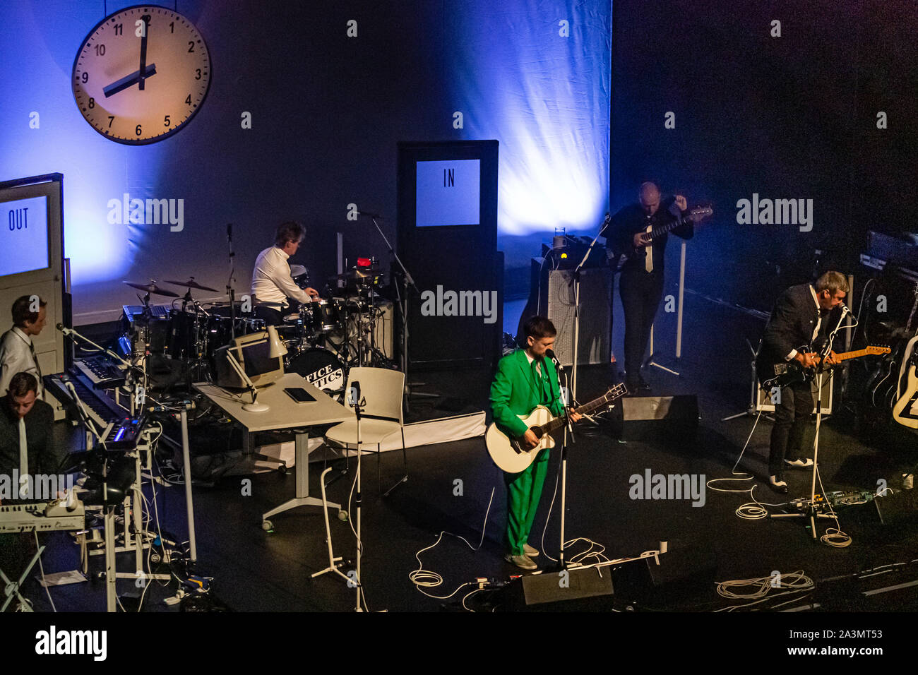 Neil Hannon und die Göttliche Komödie live auf der Bühne, Cork Opera House, Irland, während Office Politik Tour 2019 Stockfoto