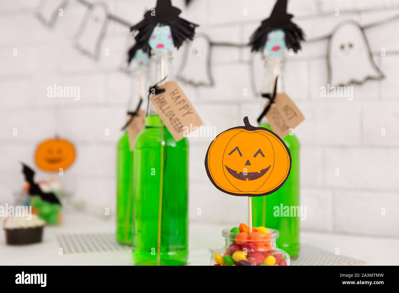 Halloween gift Getränke mit Hexen Köpfe auf Loft-stil Hintergrund Stockfoto