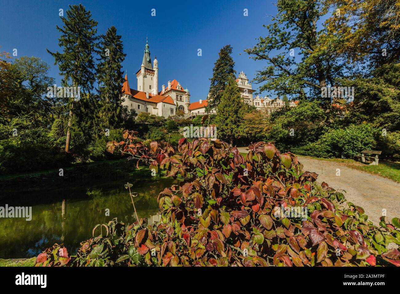 Prag, tschechische Republik - 7. Oktober 2019: Szenische Ansicht der berühmten romantischen Schloss auf einem Hügel im Park mit hohen, grünen Bäumen. Sonnigen Herbsttag. Stockfoto