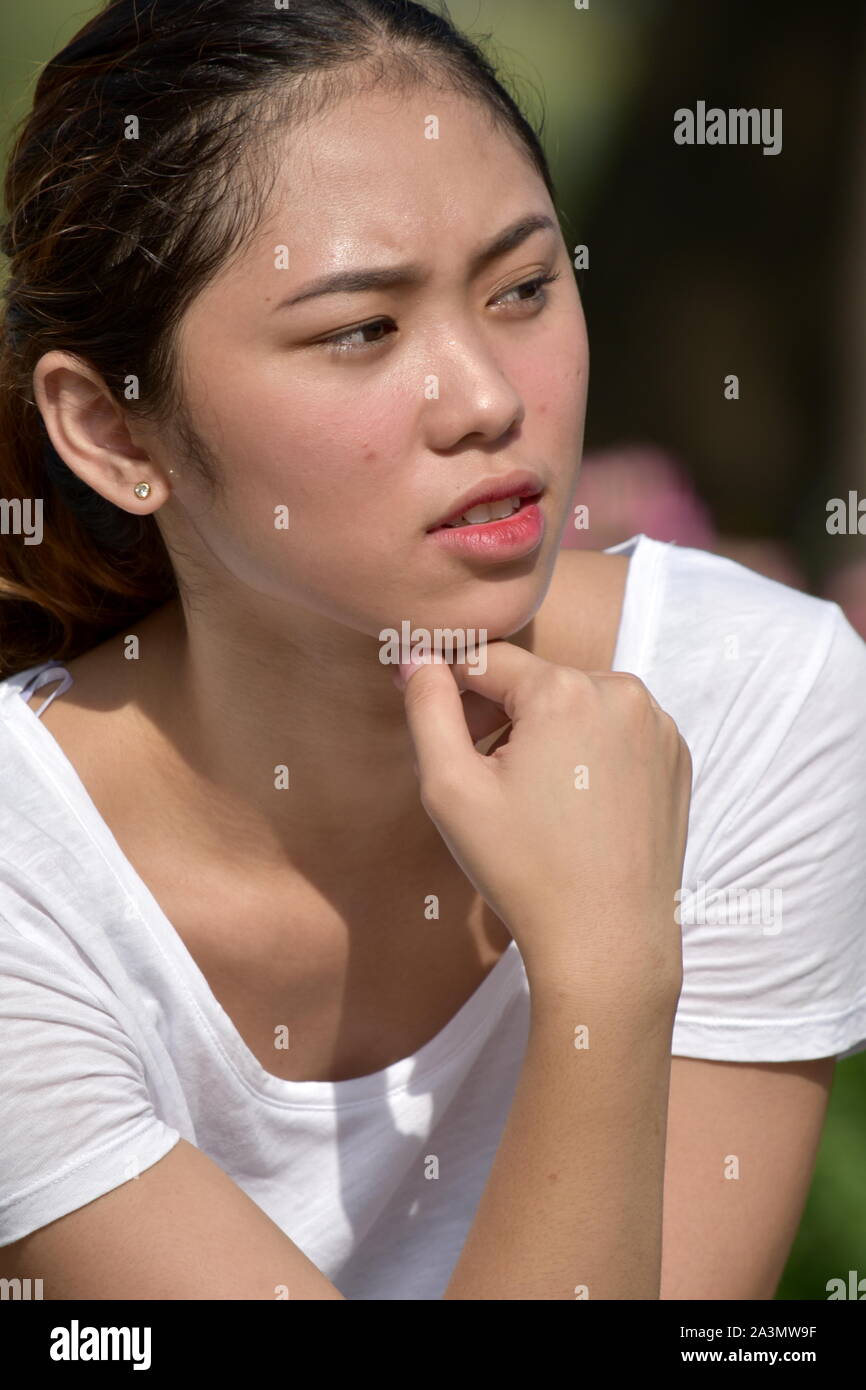 Junge Filipina Frau entscheiden Stockfoto