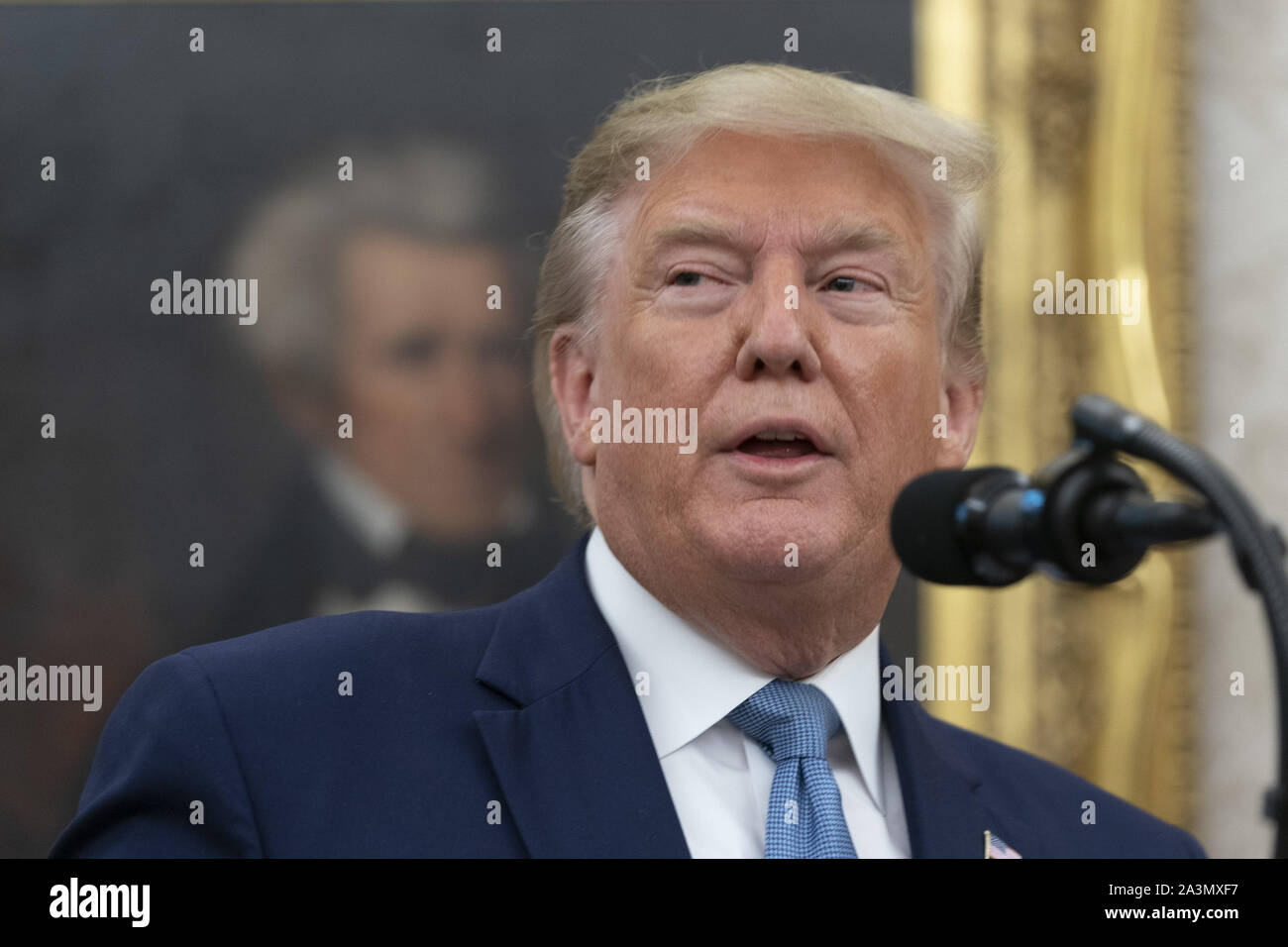 Washington, District of Columbia, USA. 8. Oktober, 2019. Präsidenten der Vereinigten Staaten Donald J. Trumpf macht Erläuterungen während der Zeremonie der Präsentation der Presidential Medal of Freedom, das dem ehemaligen US-Justizminister Edwin Meese im Weißen Haus in Washington, DC. Meese diente von 1985 bis 1988 unter US-Präsident Ronald Reagan. Quelle: Chris Kleponis/CNP/ZUMA Draht/Alamy leben Nachrichten Stockfoto