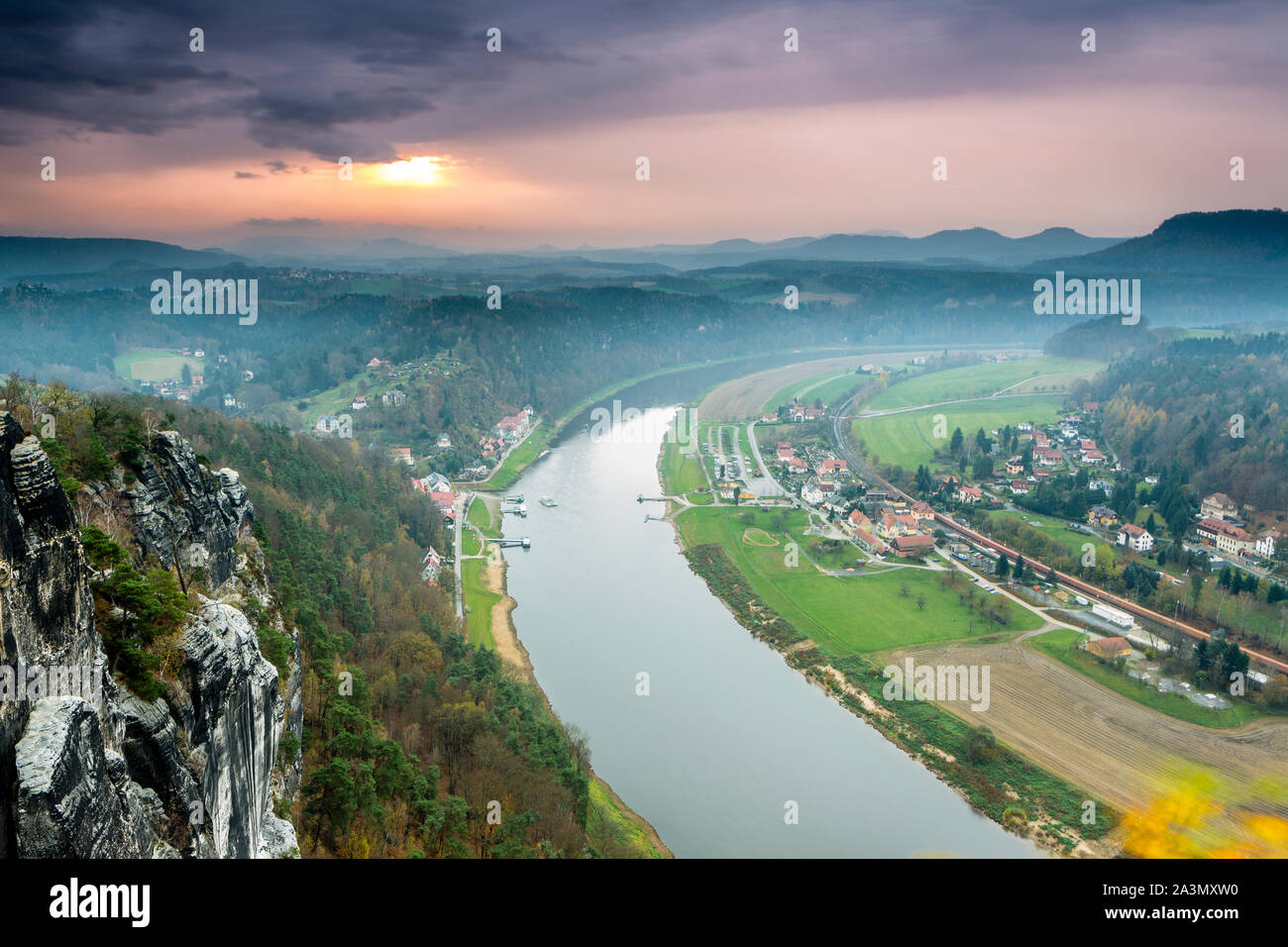 Elbsandsteingebirge, Blick vom Restaurant mit Panoramablick, Elbe, Autuum mit farbigen Bäume, Deutschland Stockfoto
