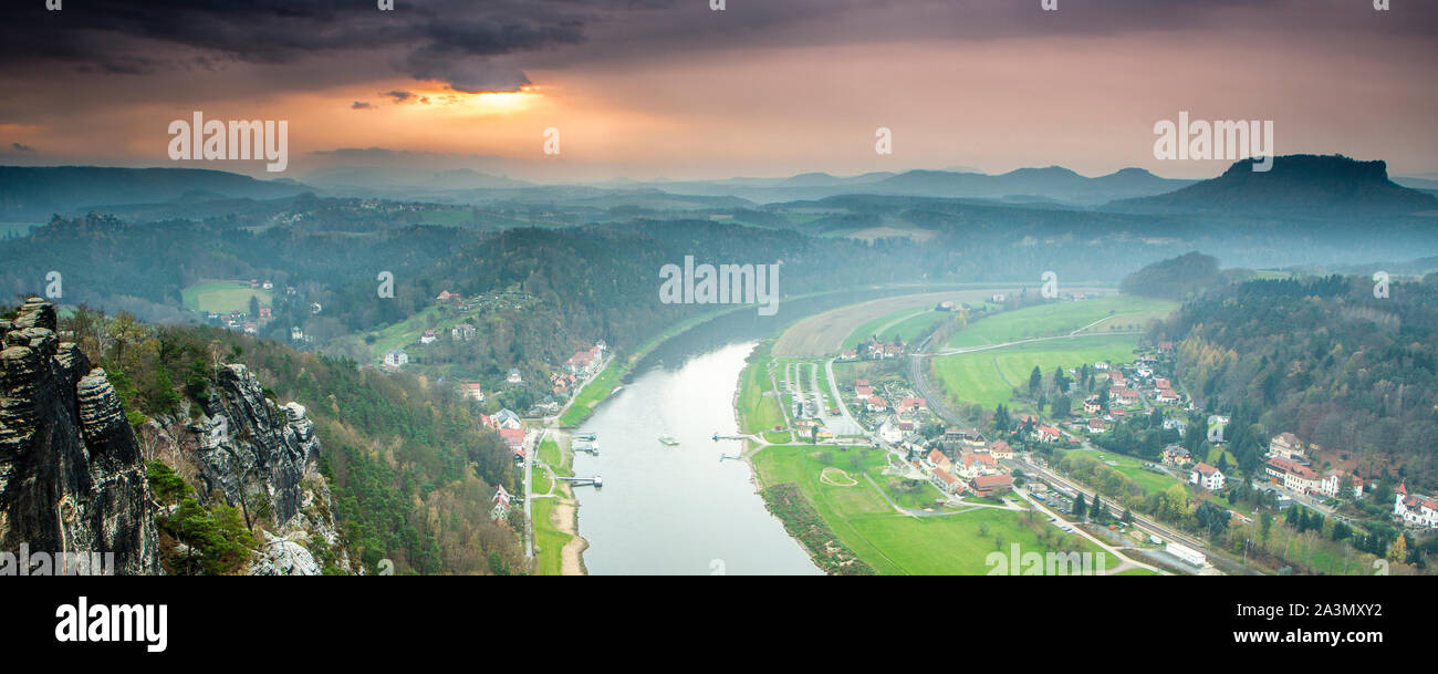 Elbsandsteingebirge, Blick vom Restaurant mit Panoramablick, Elbe, Autuum mit farbigen Bäume, Deutschland Stockfoto