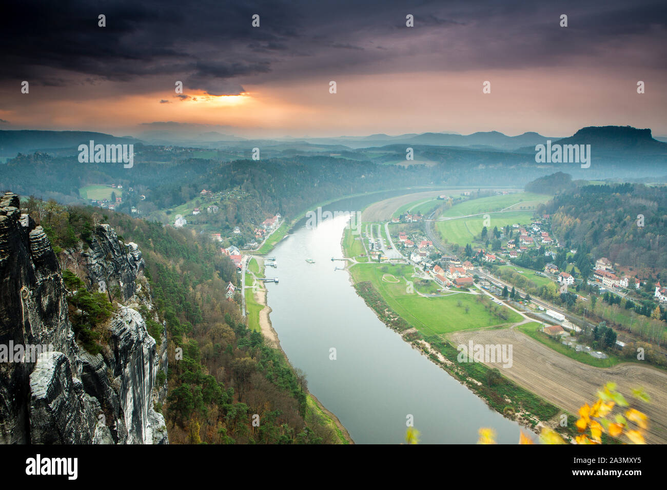 Elbsandsteingebirge, Blick vom Restaurant mit Panoramablick, Elbe, Autuum mit farbigen Bäume, Deutschland Stockfoto