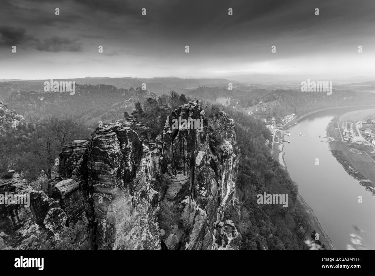 Elbsandsteingebirge, Blick vom Restaurant mit Panoramablick, Elbe, Autuum mit farbigen Bäume, Deutschland Stockfoto