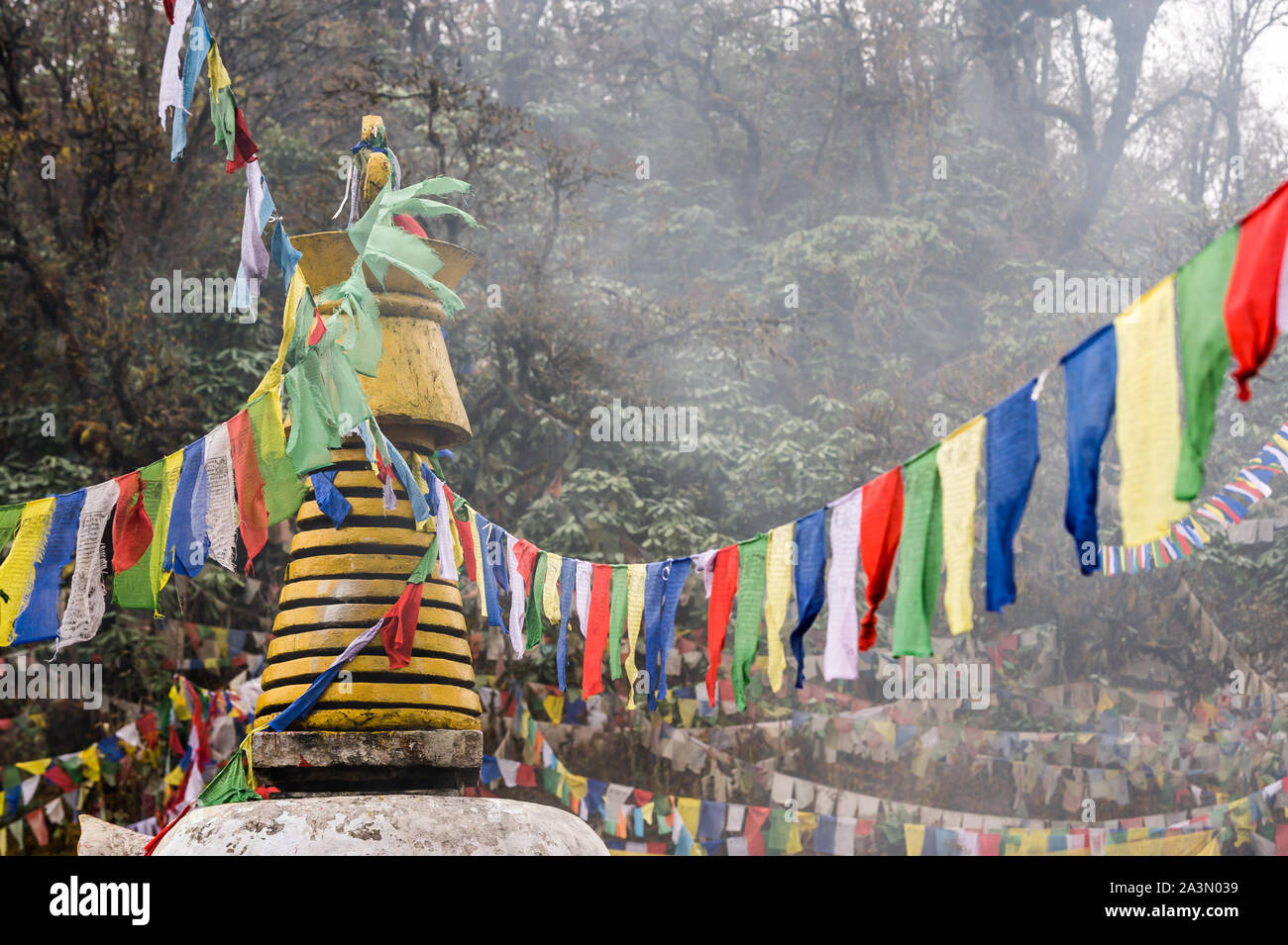 Kleine Stupa mit Gebetsfahnen in Bhutan eingerichtet. Stockfoto
