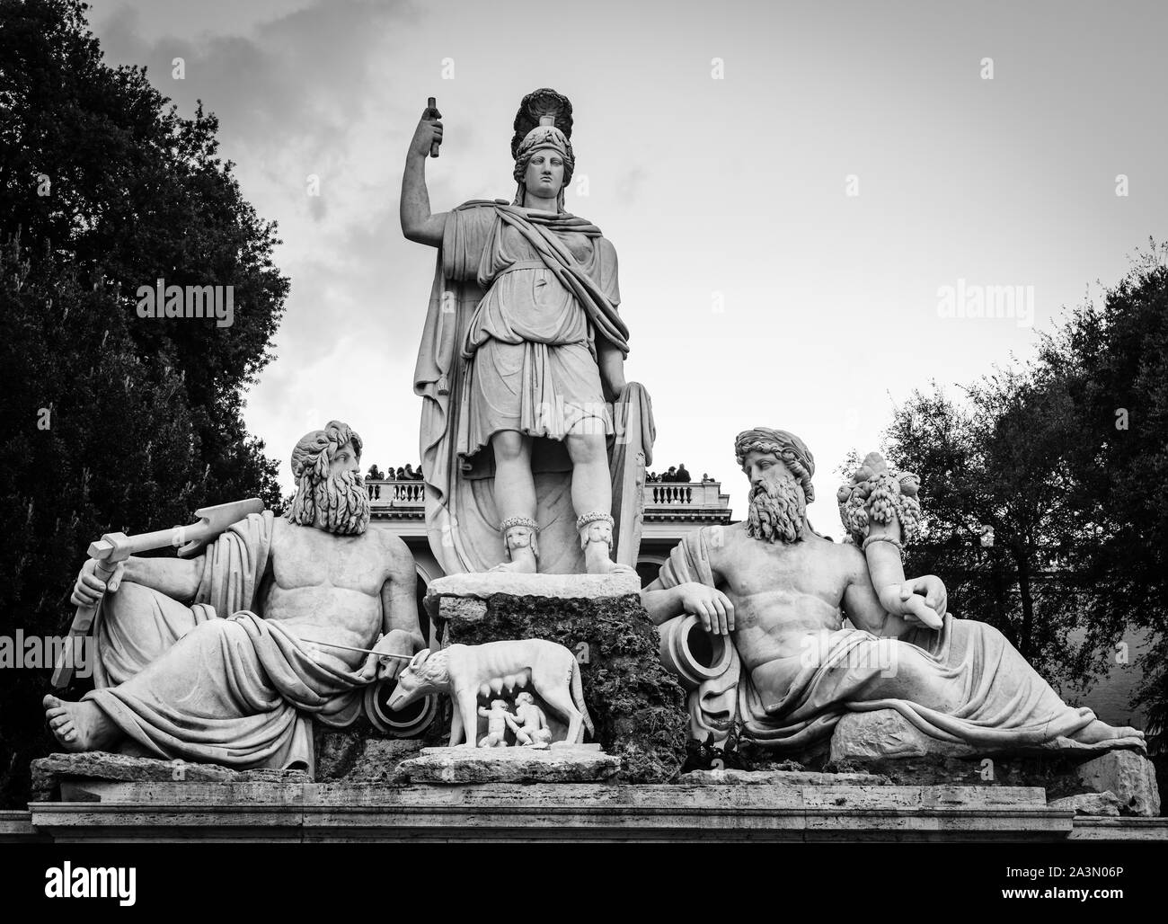 Scupltures von Fontana della Dea Roma oder der Brunnen der Göttin Rom auf der Piazza del Popolo in Rom, Italien Stockfoto
