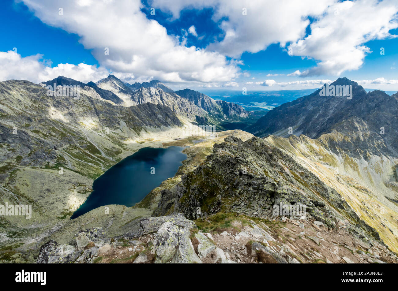 Hohe Tatra Bergrücken in Polen und der Slowakei. Blick vom Peak über Koprovsky Tatra Gebirge Stockfoto