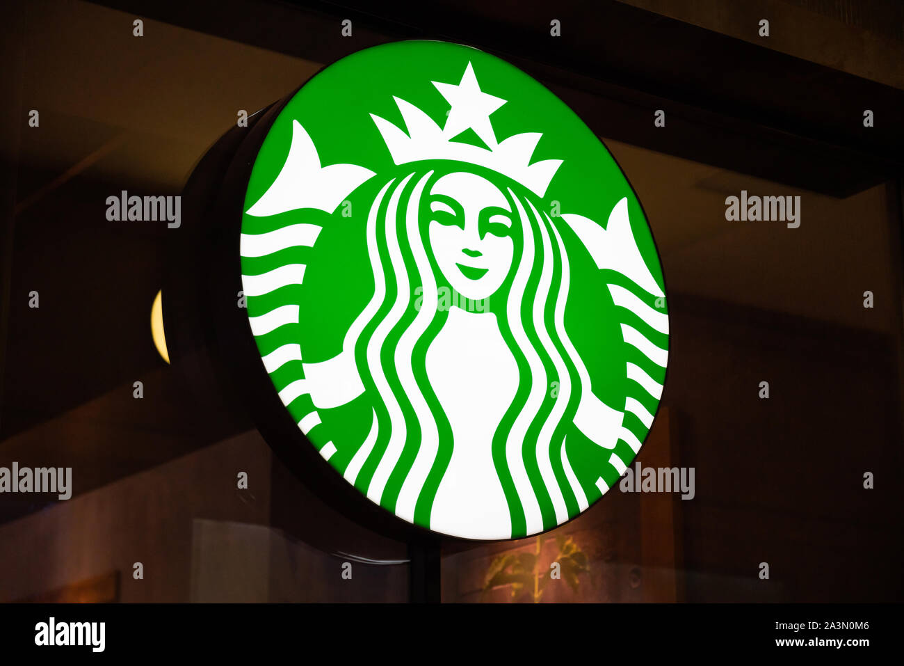 Amerikanischen Kaffee und Kaffeehaus Kette, Starbucks Logo in Guangzhou gesehen. Stockfoto