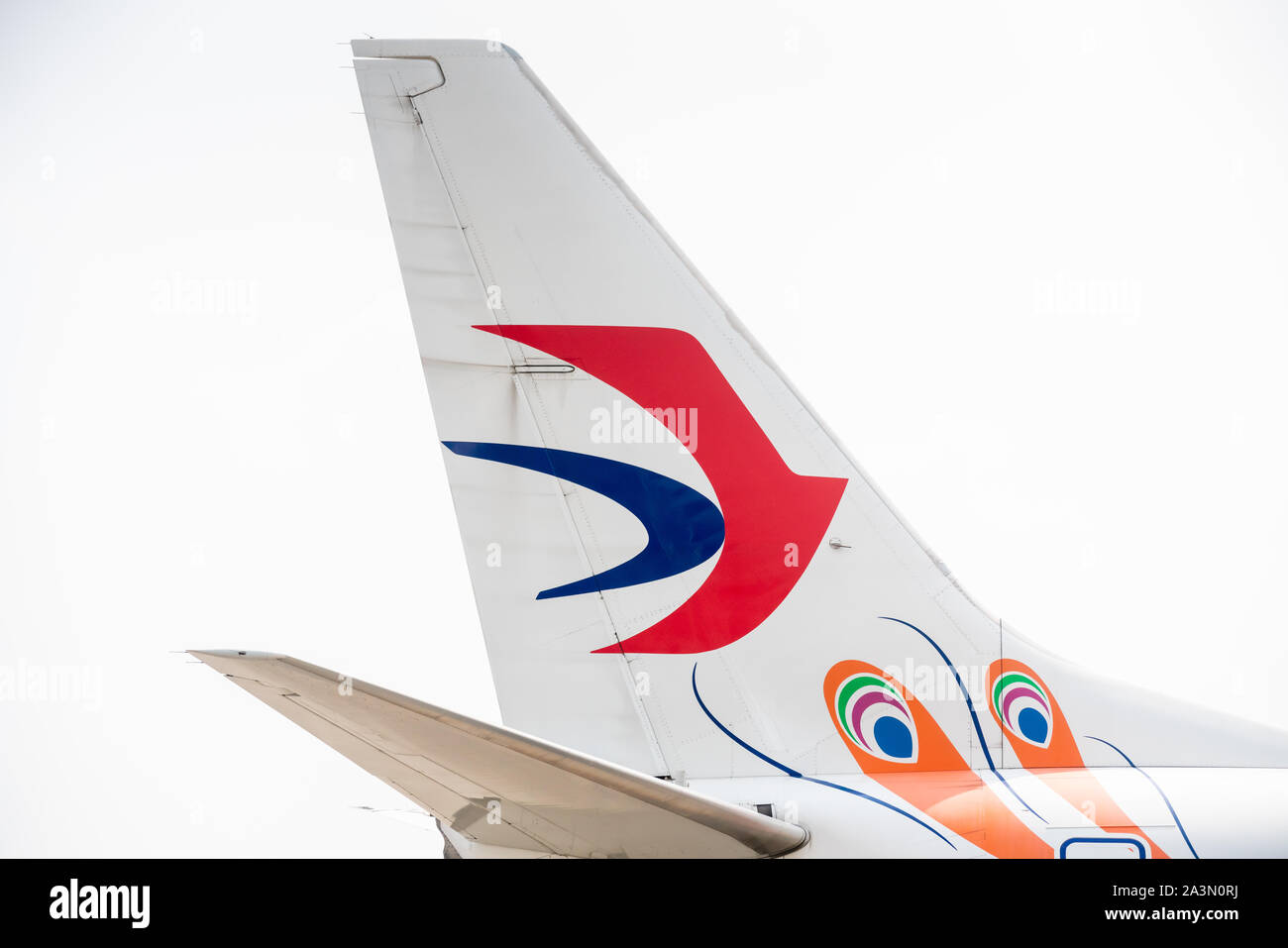 Logo der China Eastern Airlines mit einer Boeing 737-800 in Guangzhou Baiyun International Airport. Stockfoto
