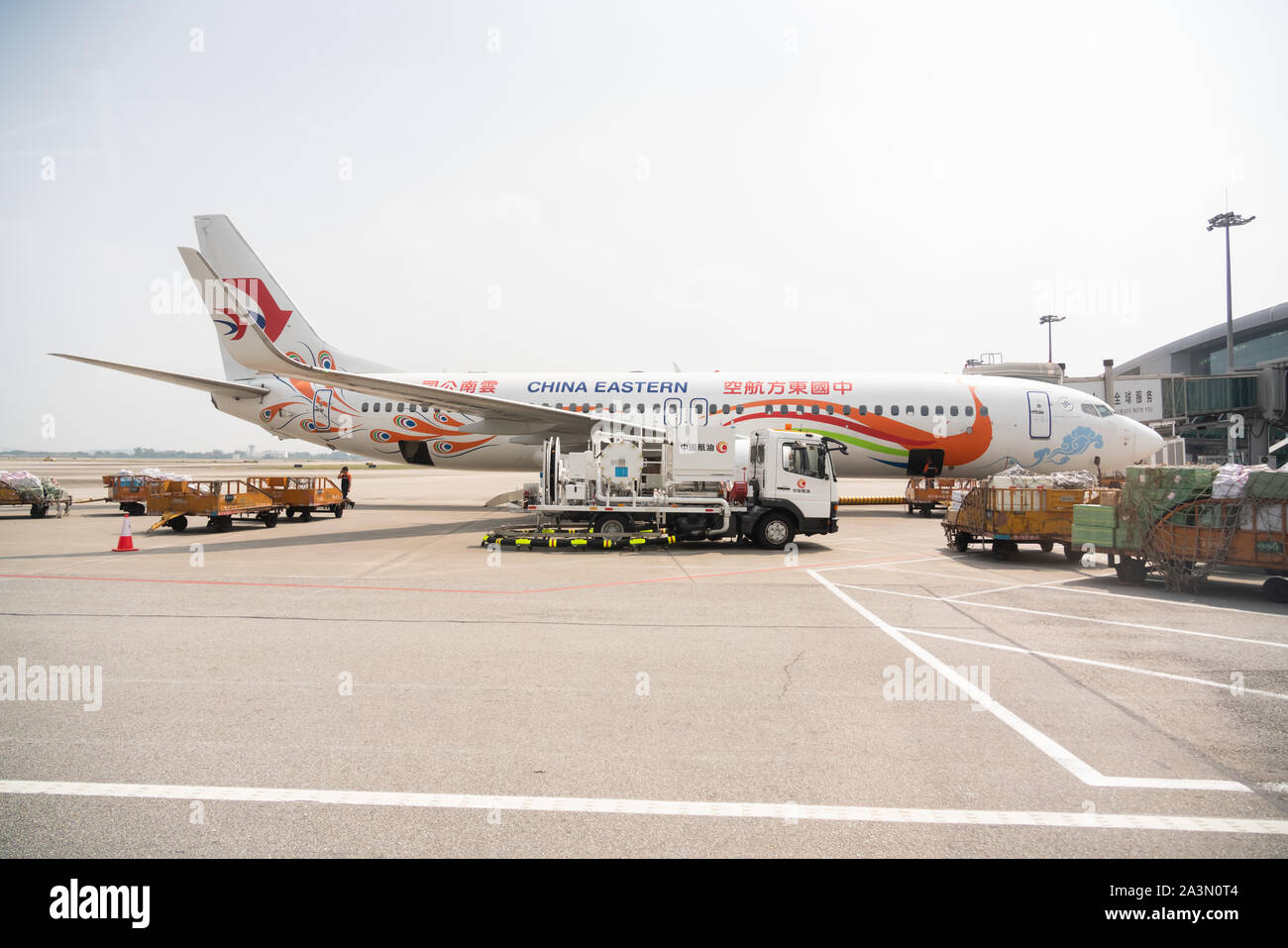 China Eastern Airlines Boeing 737-800 in Guangzhou Baiyun International Airport. Stockfoto