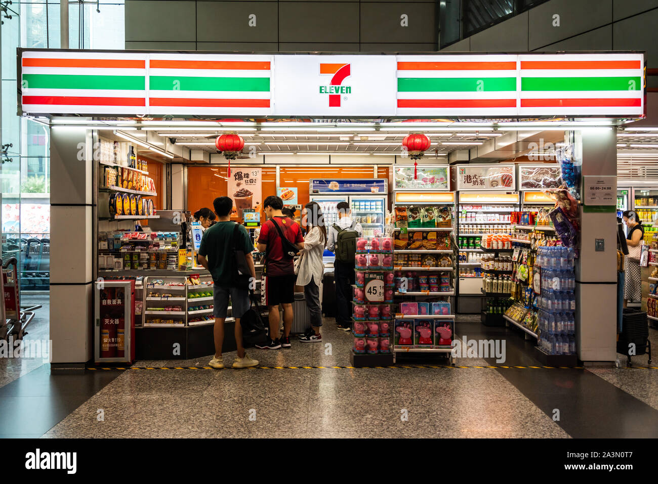Kunden besuchen eine japanisch-amerikanische internationale Convenience store Kette, 7-Eleven in Guangzhou. Stockfoto