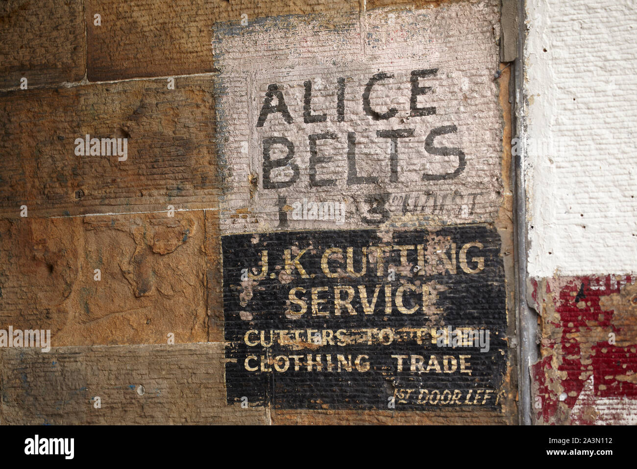 Handgemaltes Schild für Alice Riemen und J.K. Schneiden Service für den Bekleidungshandel in Glasgow. Stockfoto