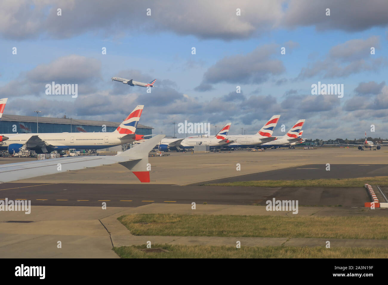 London, Großbritannien. 9. Okt., 2019. Ein American Airlines Jet startet vom Flughafen Heathrow entfernt. Credit: Amer Ghazzal/SOPA Images/ZUMA Draht/Alamy leben Nachrichten Stockfoto