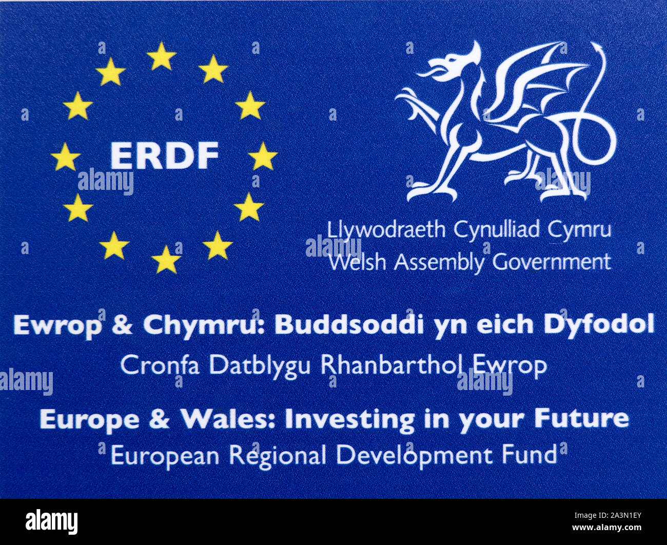 Zweisprachiges Schild EFRE Europäischer Fonds für Regionale Entwicklung Welsh Assembly Government Mitteilung an einen Empfänger in Wales UK Stockfoto