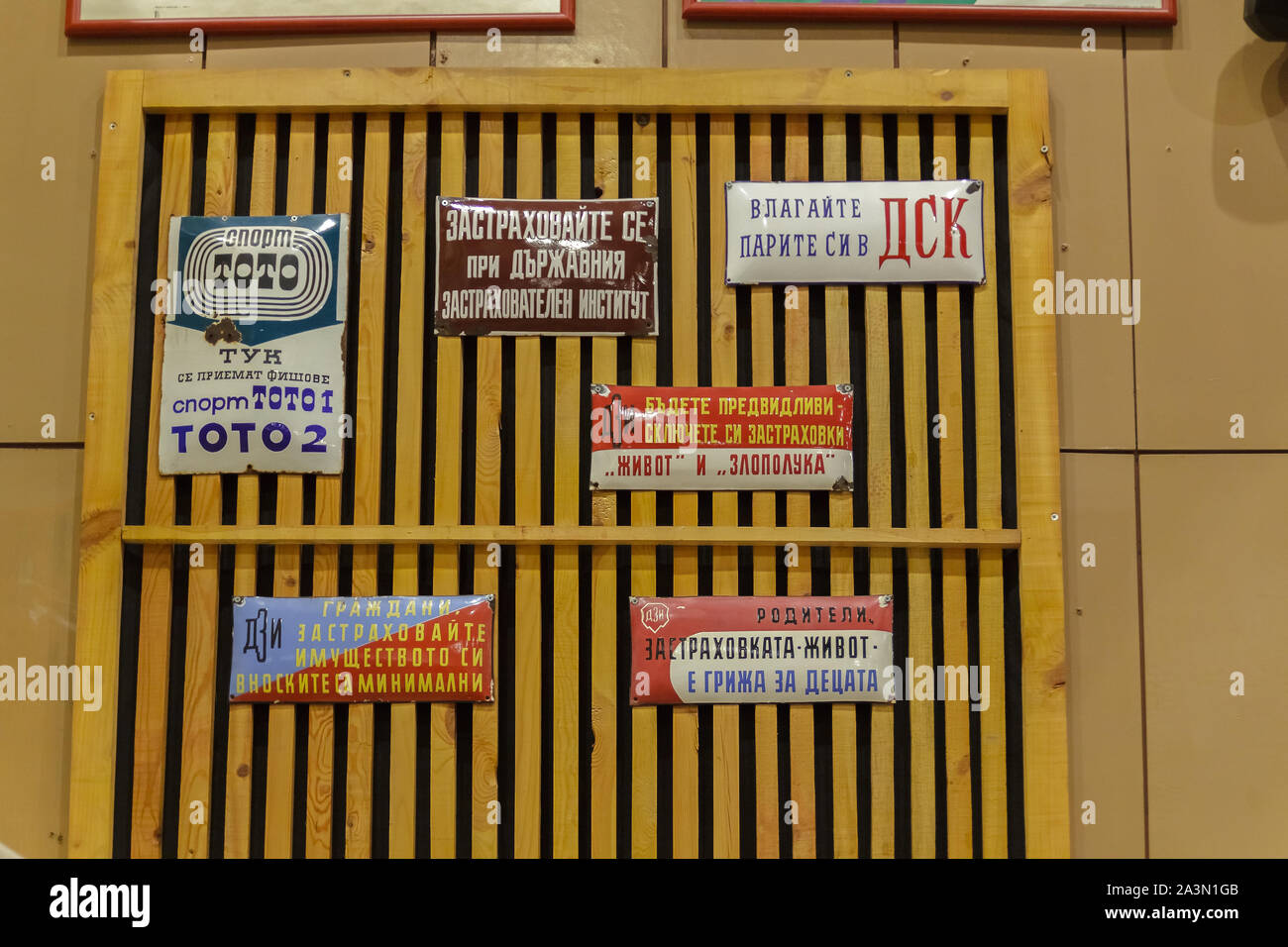 Museum des Autos des Sozialismus - Peshtera, Pasardschik, Bulgarien - 10. Oktober 2019. Metall farbige Schilder mit Slogans und Anweisungen von SOCIALIS Stockfoto