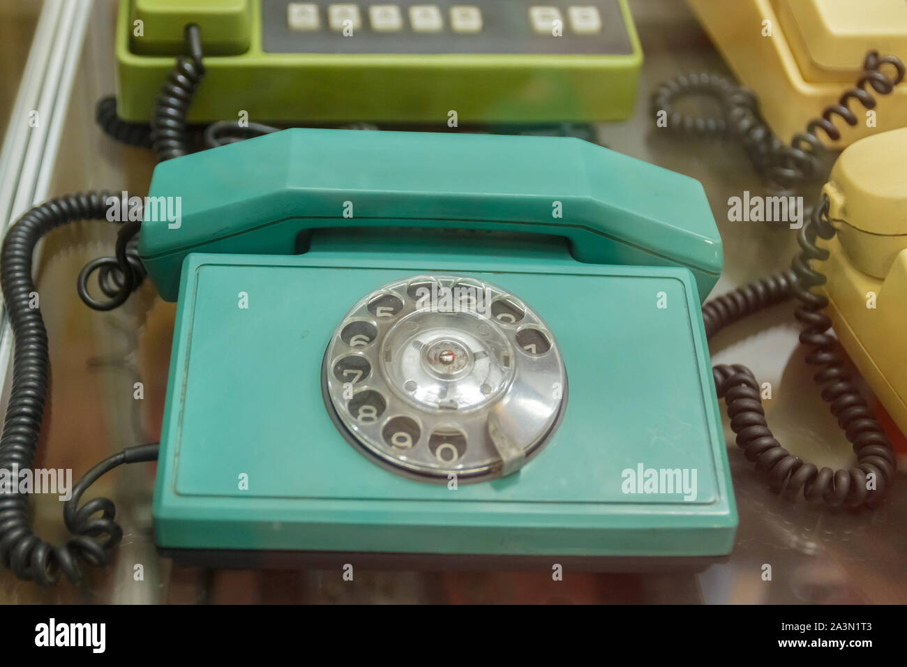 Museum des Autos des Sozialismus - Peshtera, Pasardschik, Bulgarien - 10. Oktober 2019. Telefone in der Ära des Sozialismus verwendet. Selektiver Fokus mit wird Stockfoto