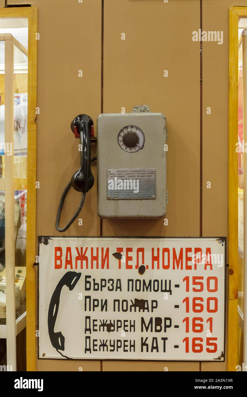 Museum des Autos des Sozialismus - Peshtera, Pasardschik, Bulgarien - 10. Oktober 2019. Telefone in der Ära des Sozialismus verwendet. Selektiver Fokus mit wird Stockfoto