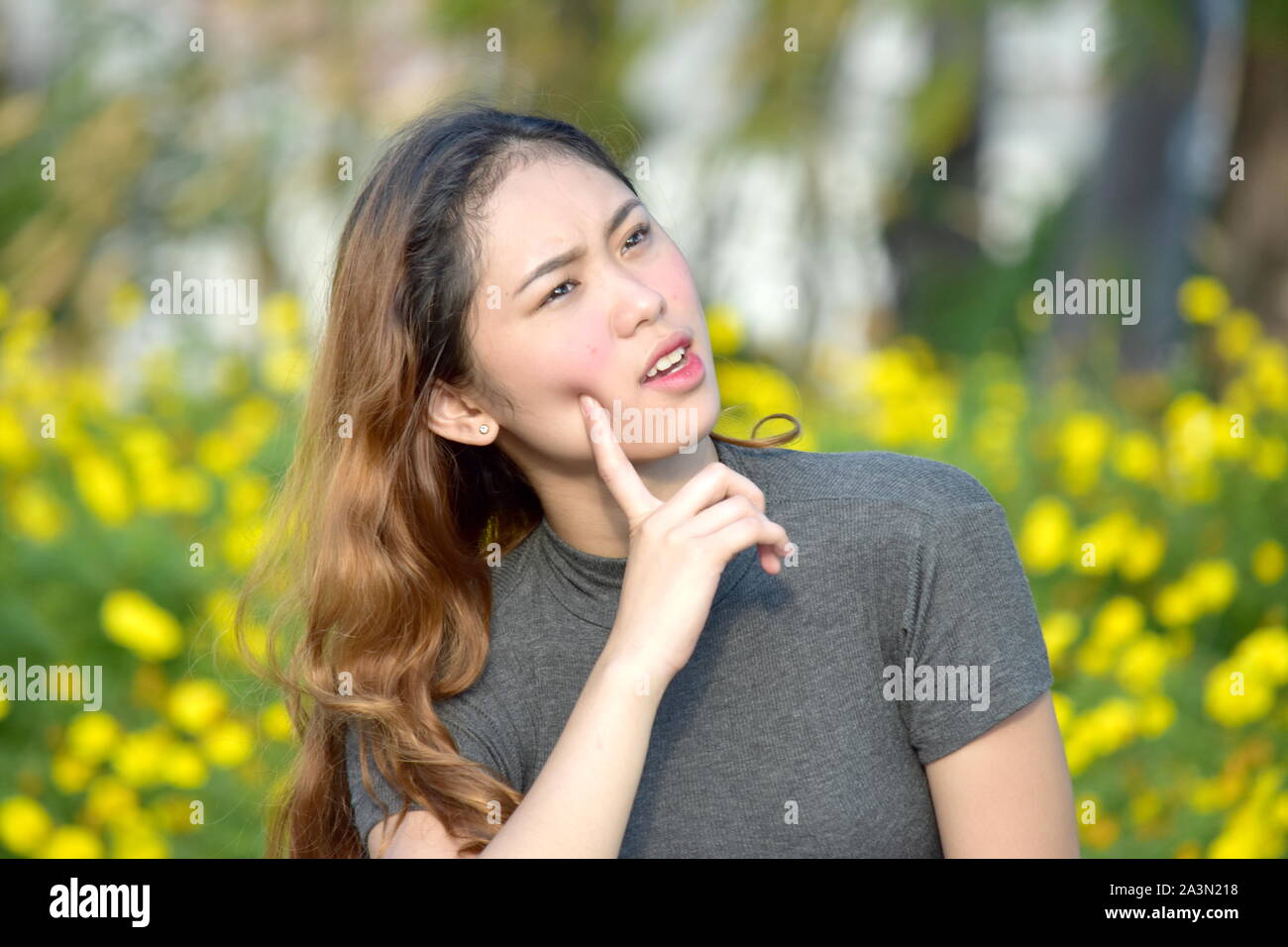 Denken schöne Filipina Weiblich Stockfoto