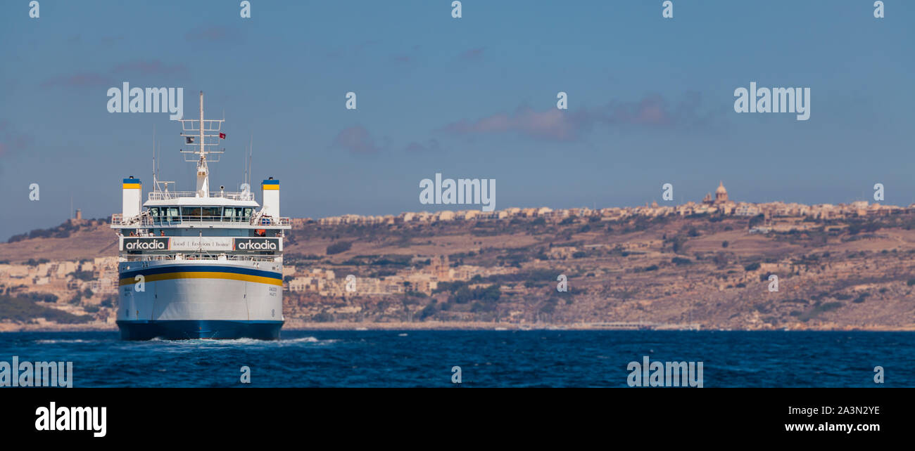 Ein Bild von einer Überfahrt mit der Fähre das Wasser zwischen der Hauptinsel Malta und Gozo. Stockfoto