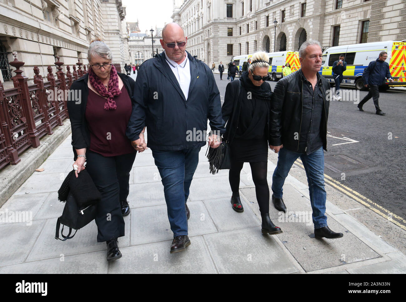 Die Familie von Harry Dunn, Mutter Charlotte Charles (Zweiter von rechts) und Vater Tim Dunn (Zweite links) und verlassen das Außenministerium in London, wo sie Außenminister Dominic Raab met. Der 19-jährige Harry wurde getötet, als sein Motorrad in ein Auto am 27. August abgestürzt. Der Tatverdaechtige im Fall, 42-Jährige Anne Sacoolas, diplomatische Immunität nach dem Crash gewährt wurde, aber Ministerpräsident Boris Johnson, Herr Raab und Northamptonshire Polizei gebeten, die uns für den Verzicht. Stockfoto