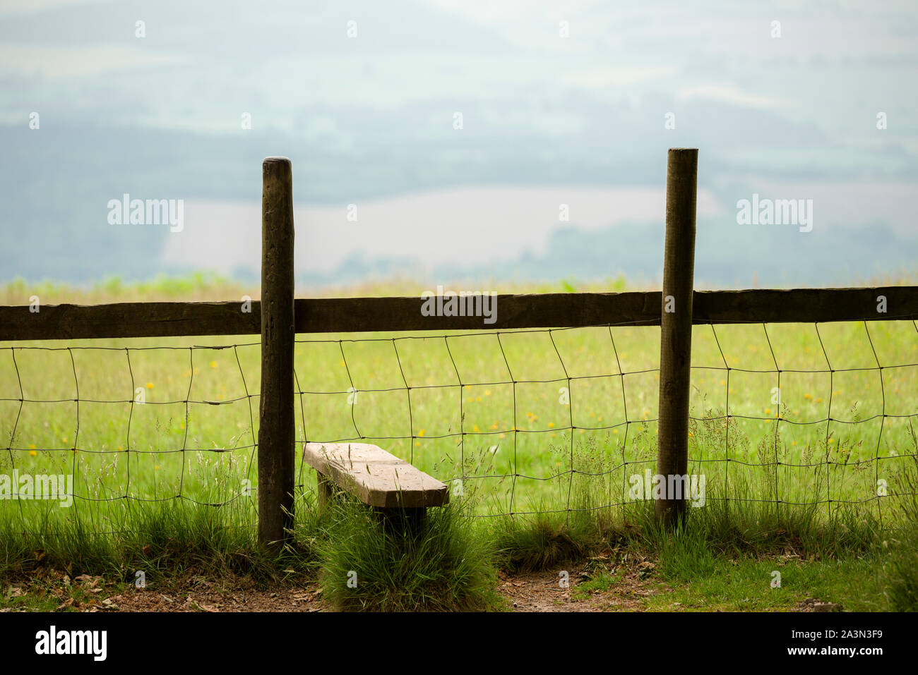 Ein Stil, an den großen Hügel neben der Straße fuhr in der quantock Hills mit Blick auf den Brendon Hills in Somerset, England. Stockfoto