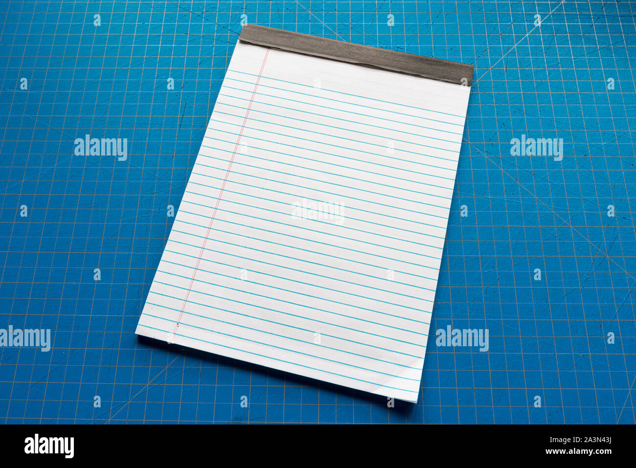Horizontale geschossen von einem leeren Legal Pad auf eine Blaue Schneidbrett mit kopieren. Stockfoto