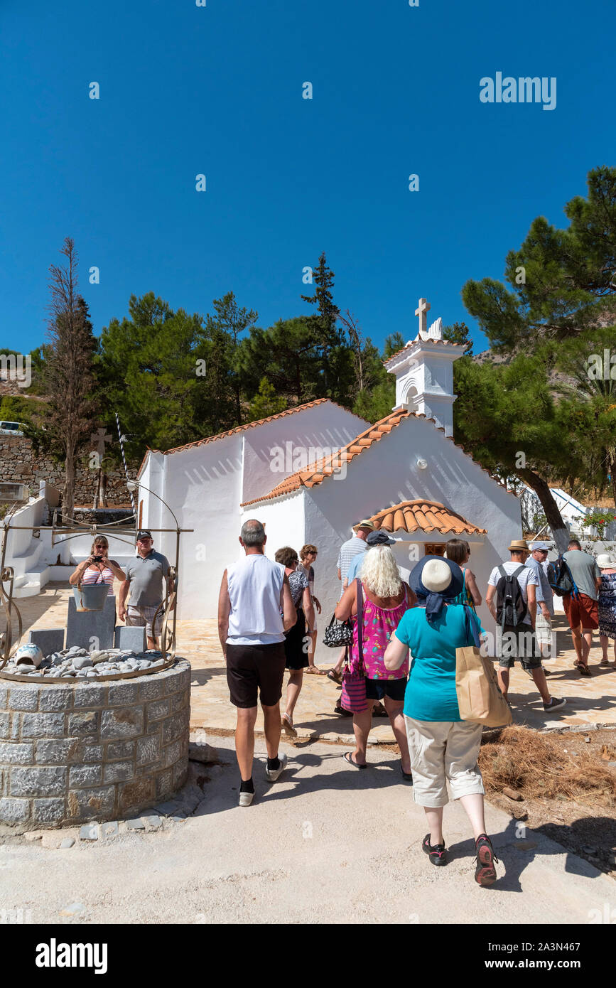 Plaka, Kreta, Griechenland. Oktober 2019. Die Saint Marina Kirche in Plaka, Kreta, die Besucher auf eine geführte Tour. Stockfoto
