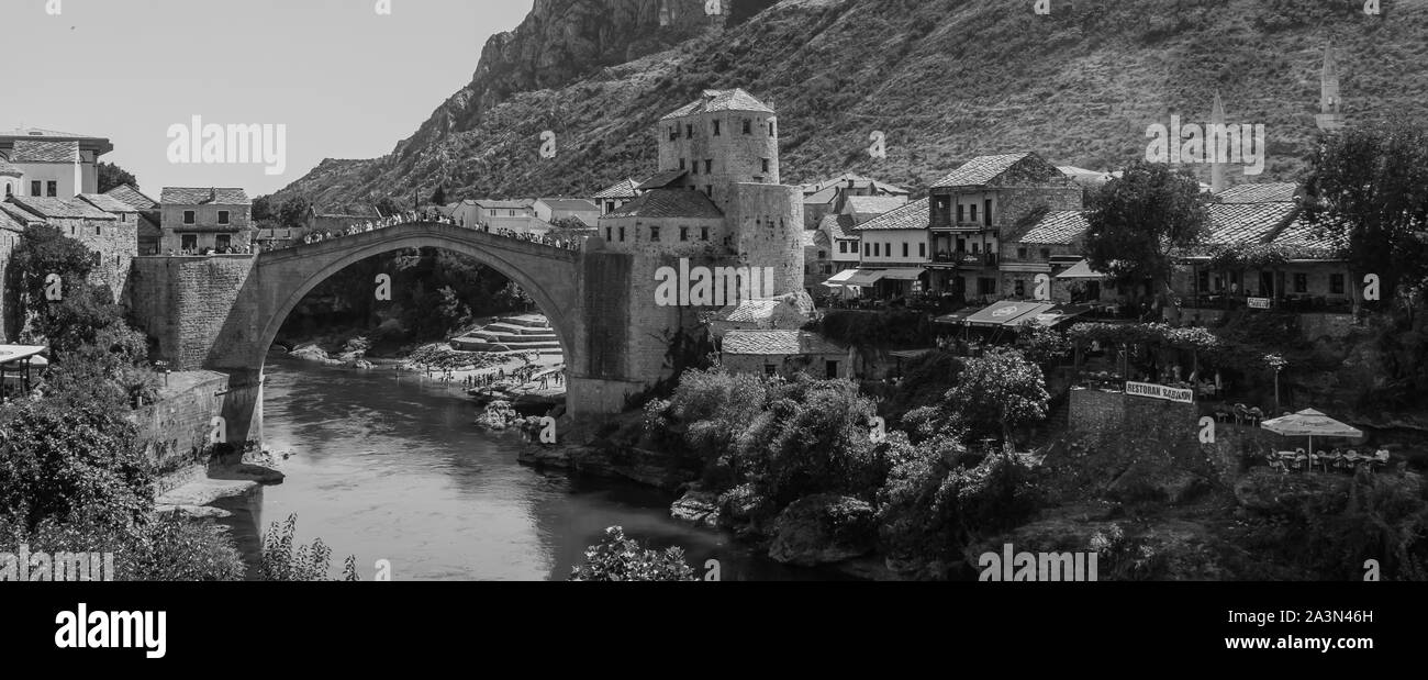 Ein schwarz-weiß Bild von die Alte Brücke von Mostar, Bosnien und Herzegowina. Stockfoto