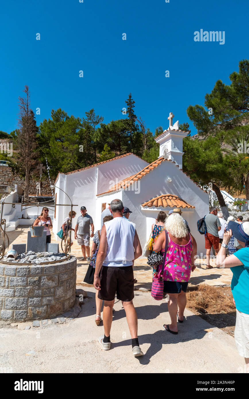 Plaka, Kreta, Griechenland. Oktober 2019. Die Saint Marina Kirche in Plaka, Kreta, die Besucher auf eine geführte Tour. Stockfoto