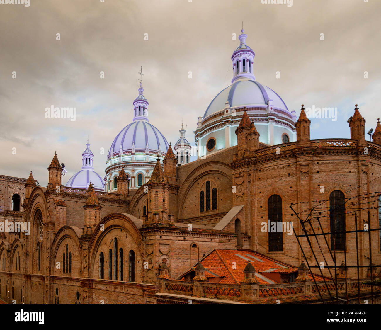 Berühmten Kuppeln der neuen Kathedrale in Cuenca, Ecuador Aufstieg über die Skyline der Stadt. Stockfoto