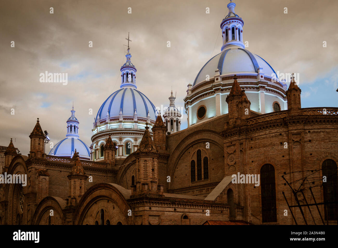 Berühmten Kuppeln der neuen Kathedrale in Cuenca, Ecuador Aufstieg über die Skyline der Stadt. Stockfoto